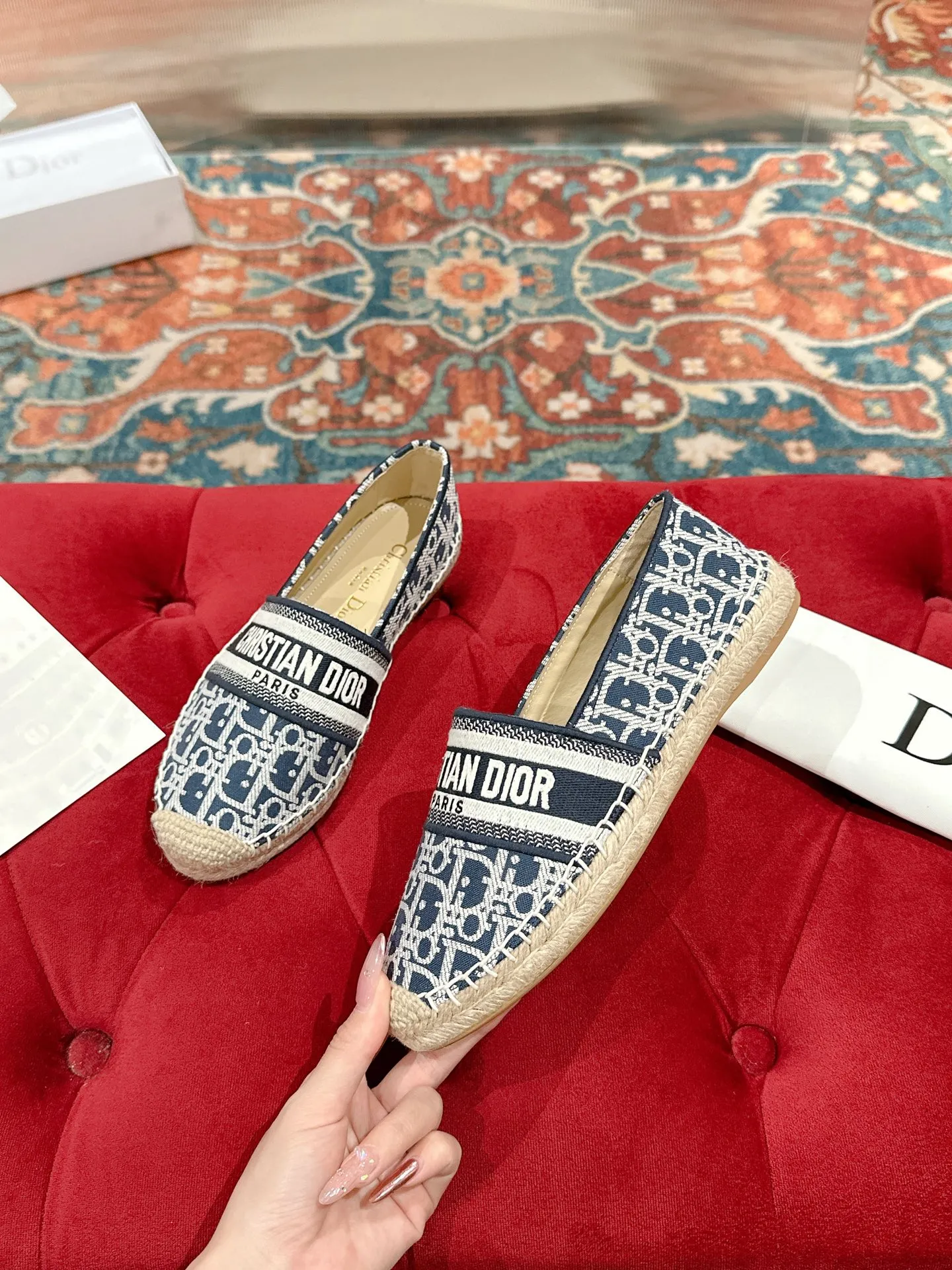 👟👟Ex-factory price 440👟👟 Dior DIOR's new popular early spring fisherman shoes 🆕 Simple, elegant and fashionable, timeless and timeless, it is a classic that will never fade away in the fashion circle, retro fisherman shoes. Original hand-woven surface, electric embroidery technology! Specific cloth surface and rubber outsole. Code number: 35-39 (40.41 customized, non-refundable)